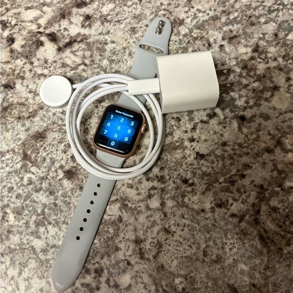 Apple Watch Series 5 40mm rose gold color